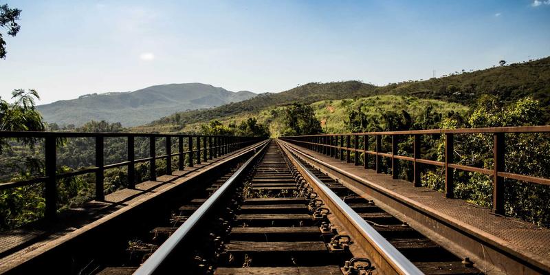 数据研究与竞争情报：如何结合定性定量分析获取深度市场洞察